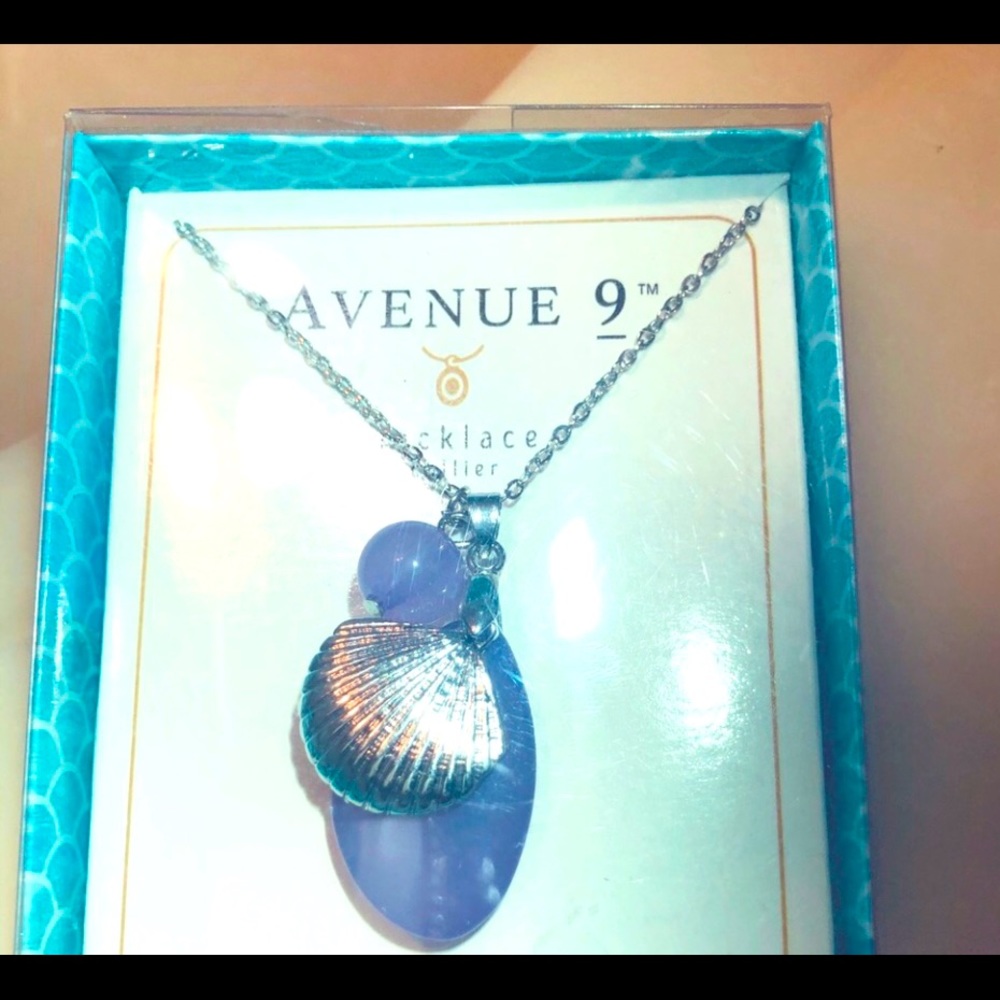 NIB Avenue9 PurpleStone Silvertone Shell Necklace.
